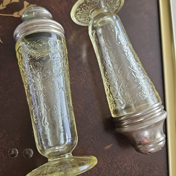 Florentine #2  Topaz Yellow Depression Glass Salt and Pepper Shaker Set Vintage - Picture 4 of 8
